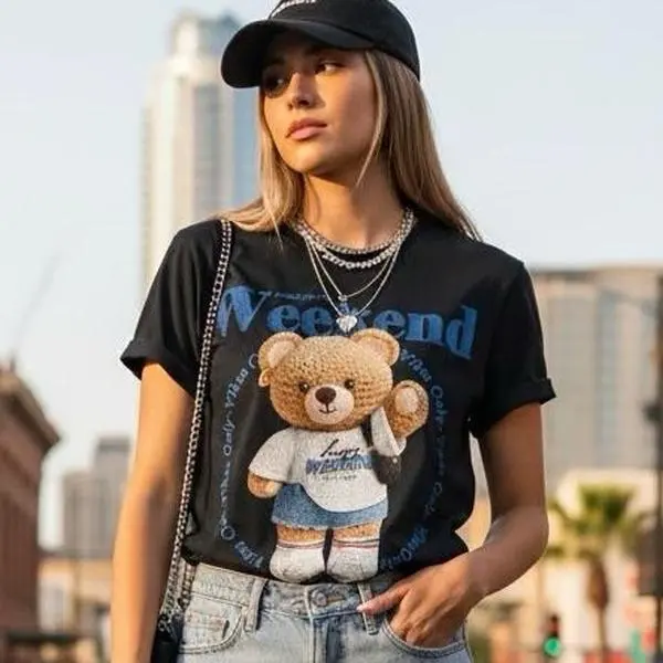 Cute Teddy Bear Weekend T Shirt Camiseta Oso Teddy Textured Graphic Tee Streetwear Coquette Style Camiseta Unisex Cute Aesthetic Teddy Bear Shirt para Hombre y Mujer Casual Outfit Trendy Fashion Soft Cotton Top Gift Idea Weekend Vibes