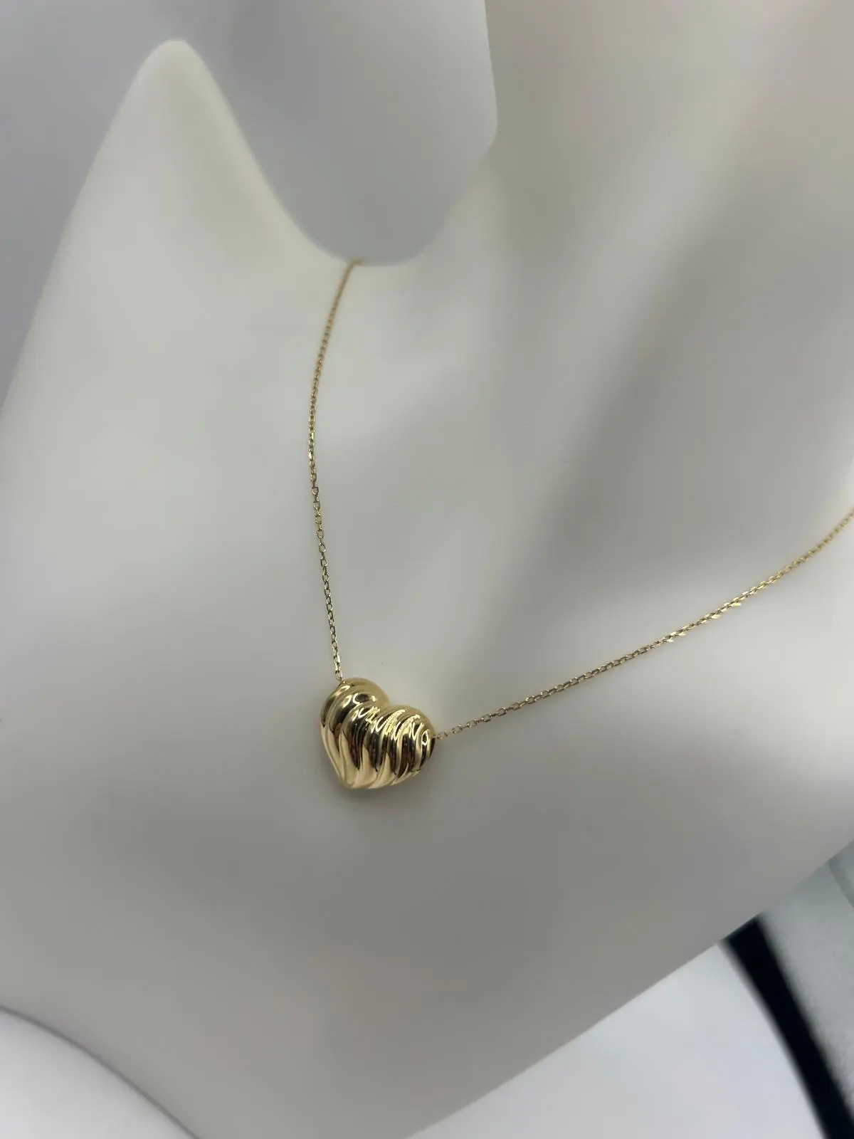 Chain with shell pendant size 18 10K
