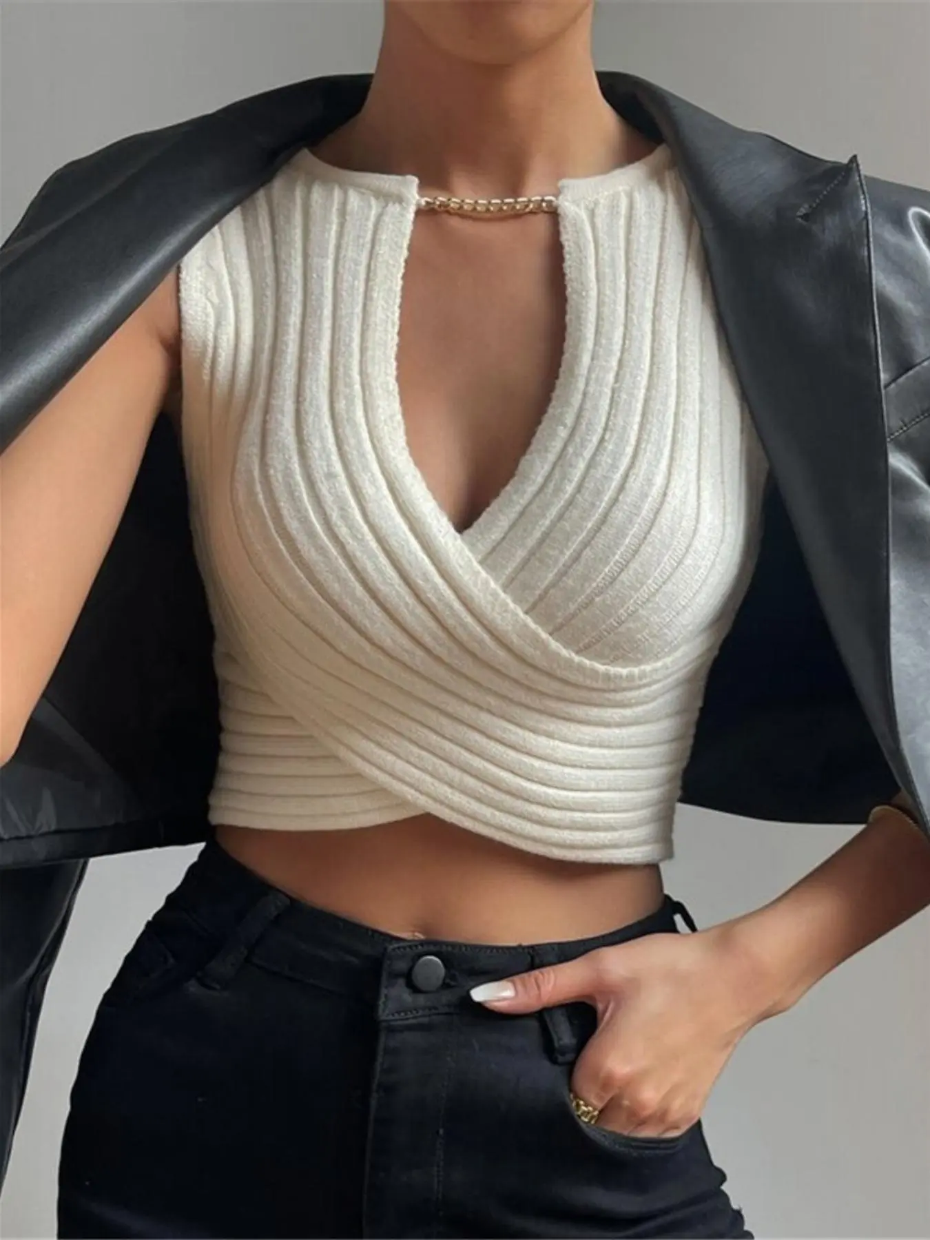 Women's Plain Criss Cross Cut Out Chain Decor Crop Sweater, Casual Deep V Neck Sleeveless Knit Top Fitted Cami Top Criss Cross Tank Cropped Tank Tops for Daily Wear, Ladies Clothes for All Seasons Womenswear