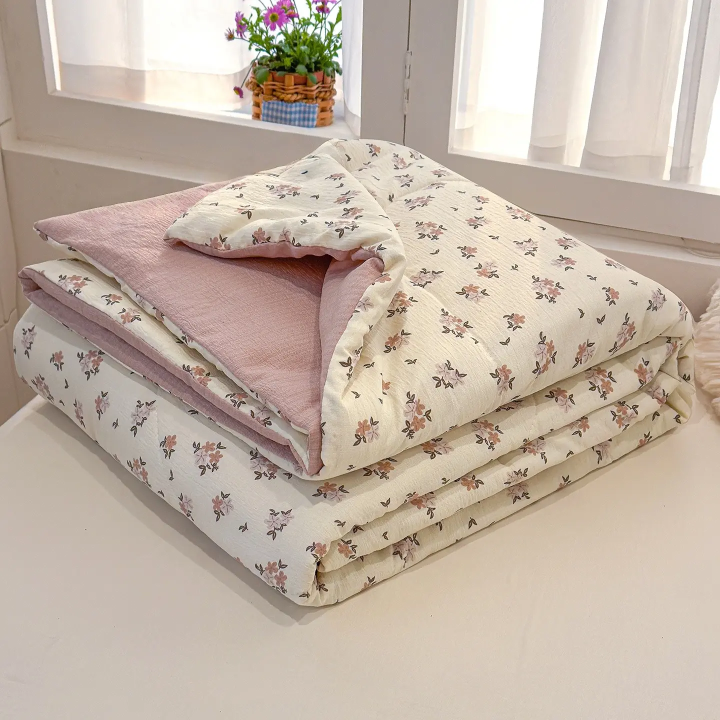 A vintage-style summer quilt featuring a delicate floral print—soft, breathable, and lightweight. This versatile summer blanket is perfect for use in the bedroom, office, living room, or for general home relaxation Lightweight Printed Quilts