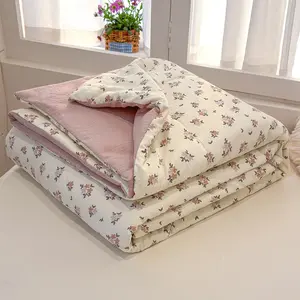 A vintage-style summer quilt featuring a delicate floral print—soft, breathable, and lightweight. This versatile summer blanket is perfect for use in the bedroom, office, living room, or for general home relaxation