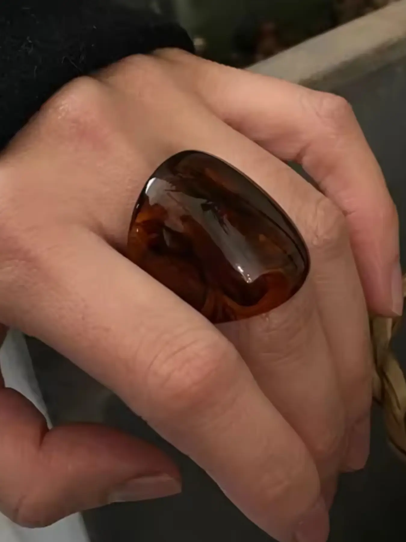 Vintage Trendy Bold Large Finger Rings for Women, Exaggerated Amber Color Resin, Geometric Design, Punk Style, Unique Fashion Jewelry Accessory, Statement