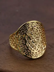5a Quality Hollow Out Carved Ring, Elegant Striped Design, Copper Chain, Perfect Gift for All Seasons, Ideal for Boys and Girls