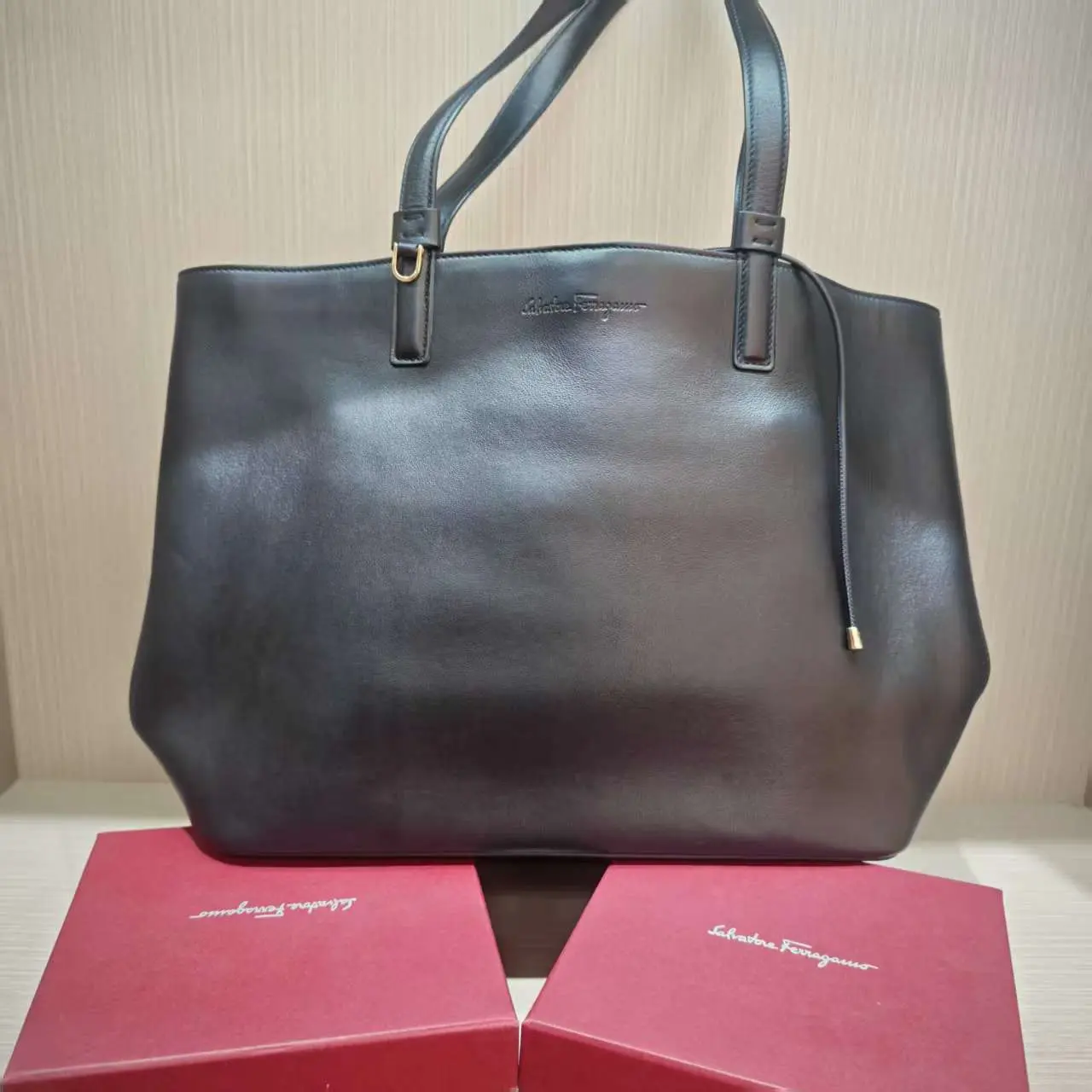 Pre-owned SALVATORE FERRAGAMO Black Smooth Leather Tote Handbag MSSJ