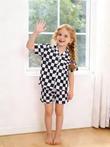 2-piece set, Clothing sets, children's wear for girls and boys featuring full-body black and white checkered print, short sleeves, shorts with a soft design, a collar top, small pockets, elastic waistband, and a home casual children's sleepwearset