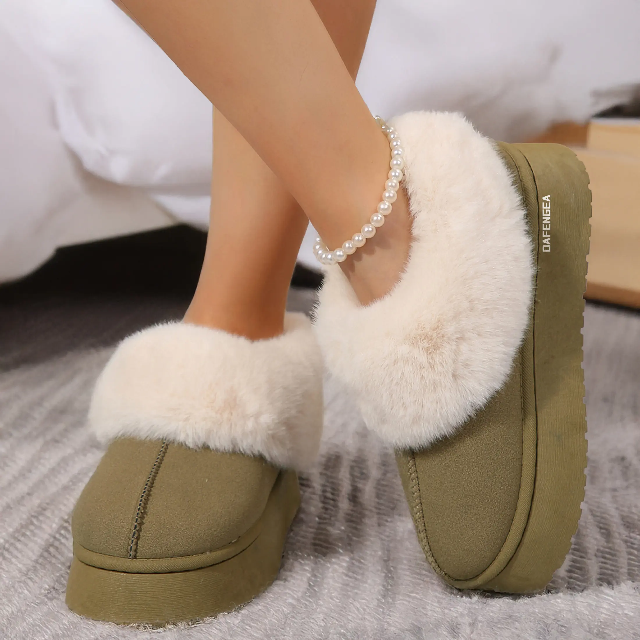 Women's Thick Flat Slippers for Winter Suede Shearling Shoes Warm and Comfy Snow Shoes with Thick Soles Short Boots Casual Footwear Girl