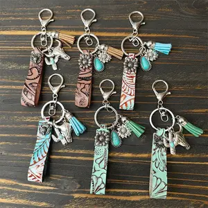 This vintage Western cowboy leather keychain, paired with a turquoise cowhide pendant, is a stylish accessory suitable for everyday wear and makes a perfect gift for friends.