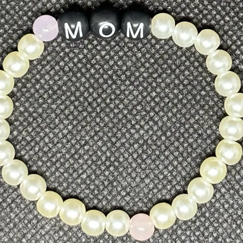 Mom Bracelet - Elegant Pearl Beaded Design with "Mom" Charms for a Personalized Gift