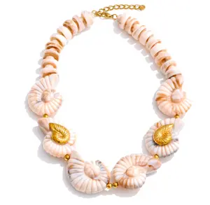 Caracoles Necklace - Elegant Design with Shell Motifs and Gold Accents on Chain