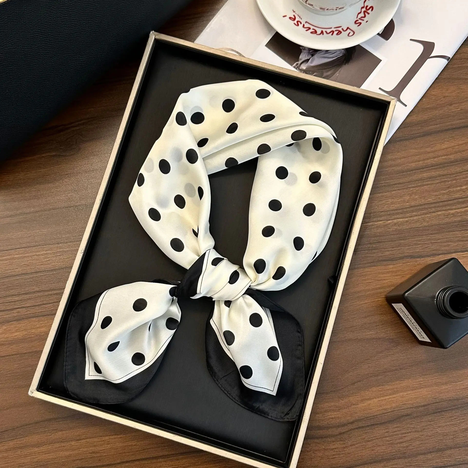 Large wave dot border pure black