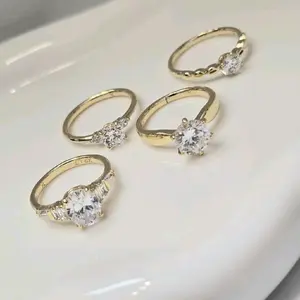 Anillos solitarios en direfentes estilos con piedra clear . Laminado de alta calidad