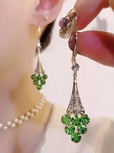 Ladies' purple green artificial crystal grape shaped earrings, exquisite and fashionable light luxury long earrings, elegant earrings for daily goddesses such as holiday parties, jewelry gifts, etc
