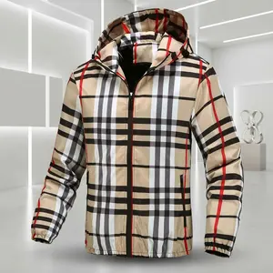 American-style men’s jacket available in multiple colors; retro high-street fashion, versatile plaid pattern, loose fit, casual yet premium feel, zippered pockets, elastic cuffs, warm long sleeves.
