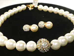 (TWWJ030) Pearl & Rhinestone Jewelry Set – Classic Necklace with Gold Crystal Clasp & Elegant Pearl Stud Earrings for Weddings & Formal Events
