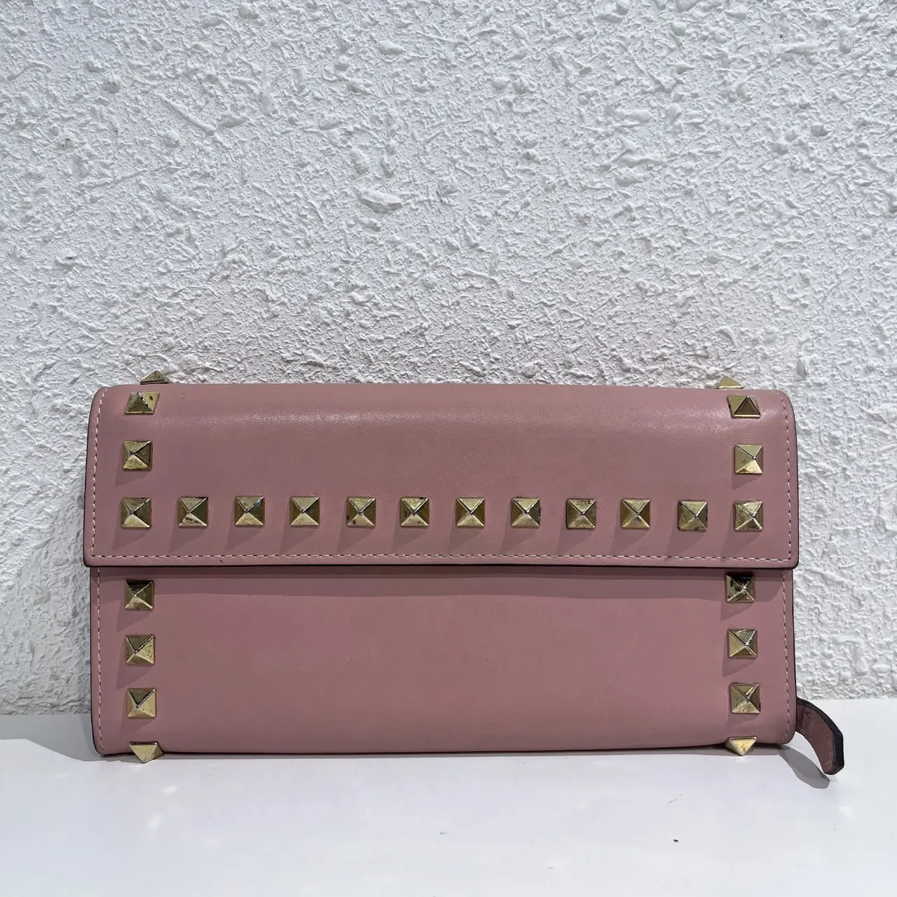 Pre-owned Valentino Garavani Rockstud Chic Calfskin Leather Clutch Pink, Sleek Silhouette Wristlet Wallet, Chic Clutch
