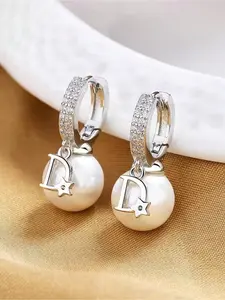 2 fashionable Korean high-end texture lightweight, luxurious, elegant and atmospheric women's jewelry earrings.