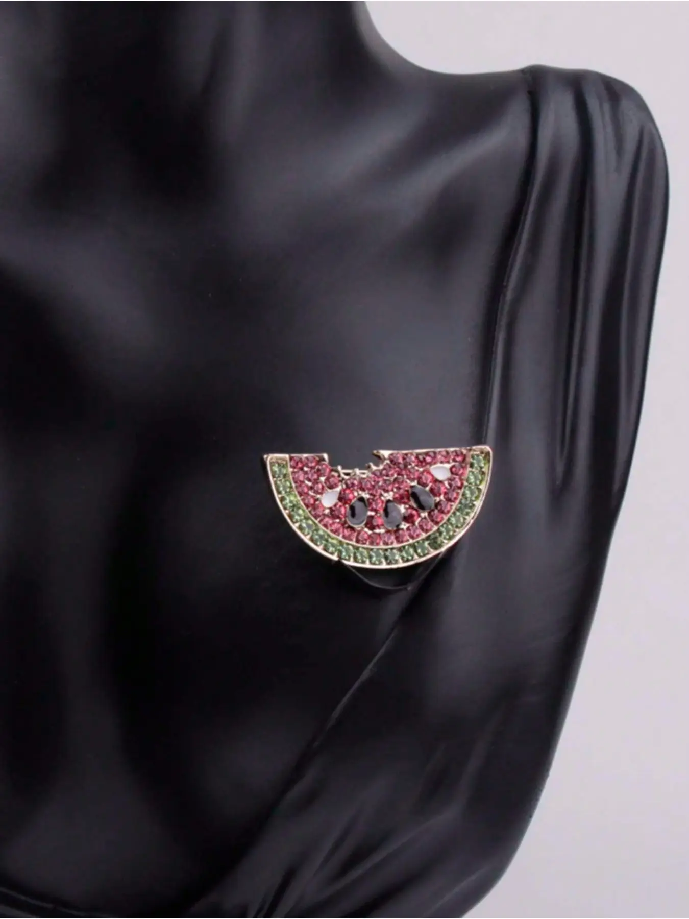 1 delicate watermelon brooch pins, inlaid with rhinestones, suitable for both men and women, a fashionable accessory for clothing and backpacks, cute fruit style for students