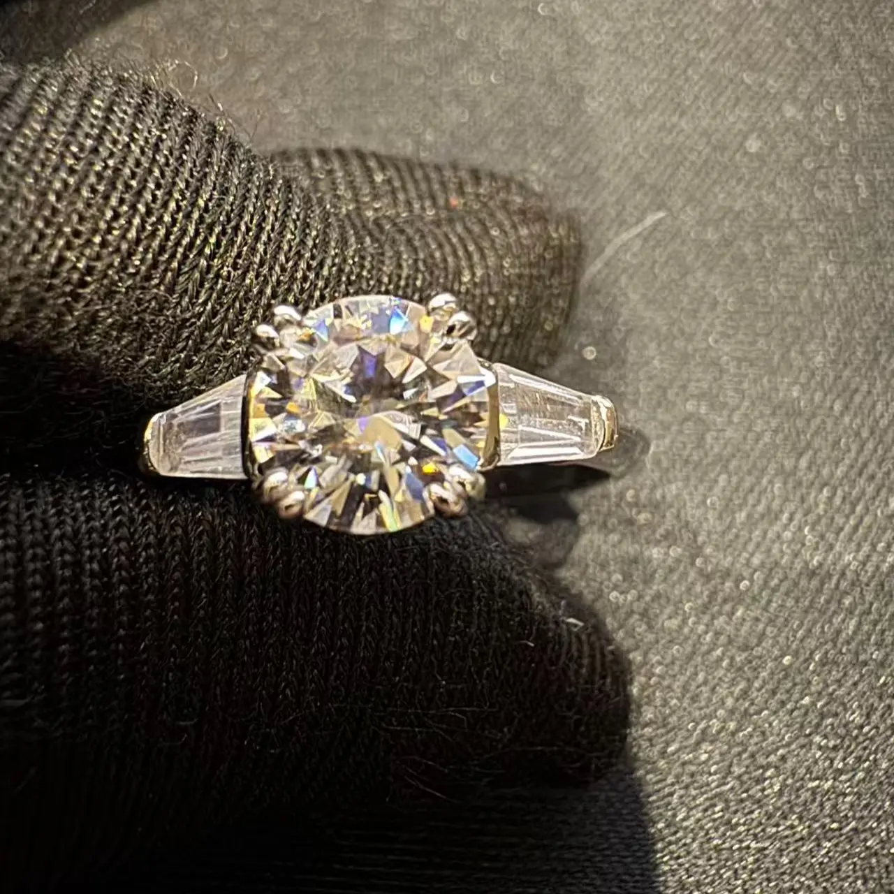 US LC | 1CT Round Moissanite Engagement Ring with Tapered Baguette Accents QH-R12937-S1CT