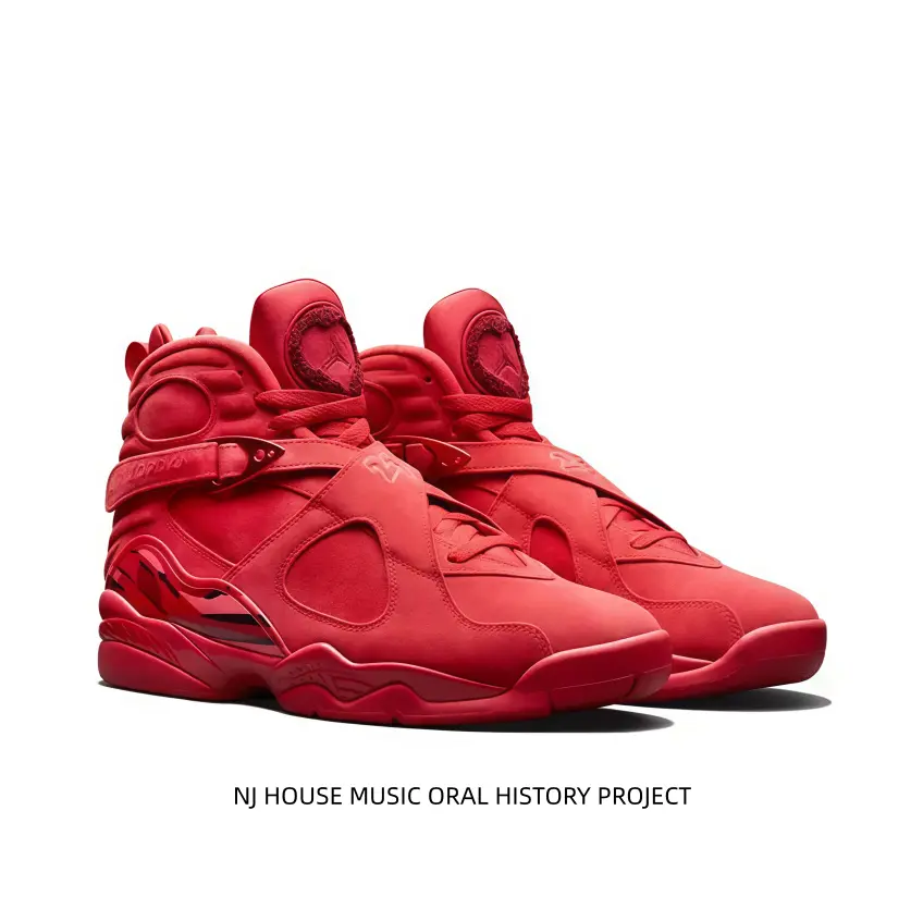 Eye-catching monochrome red retro basketball shoes with integrated smooth upper. Shock-absorbing midsole eases walking pressure, wear-resistant outsole offers stable grip for commuting and personalized matching.