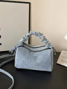 Unique Design Woven Handbag Multiple Ways to Wear Fashionable Shoulder Bag Perfect for Students and Everyday Use Stylish and Versatile