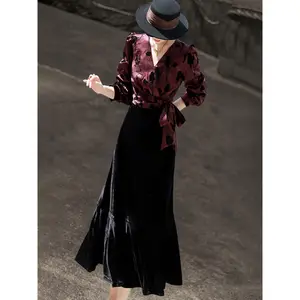 MEXCOCO Autumn New Style Retro Elegant V-neck Contrast Splicing Plush Printed Velvet Dress