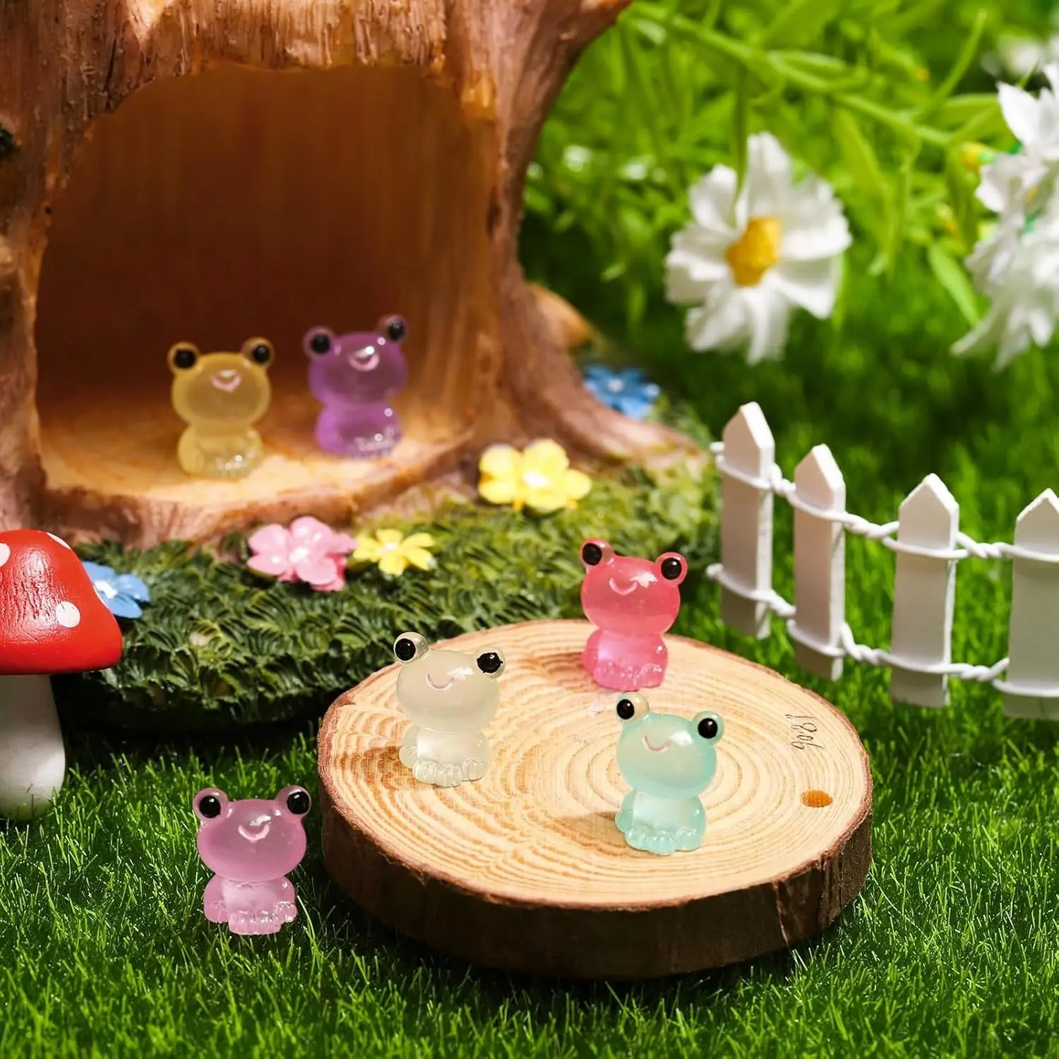 10/30/50Pcs Mini Resin Luminous Frogs Glow in The Dark Tiny Frogs Luminous Mini Portrait Mini Fairy Garden DIY Christmas Birthday Party Decorative Ornament Accessories Charms Party Favors Garden Sculptures Statues