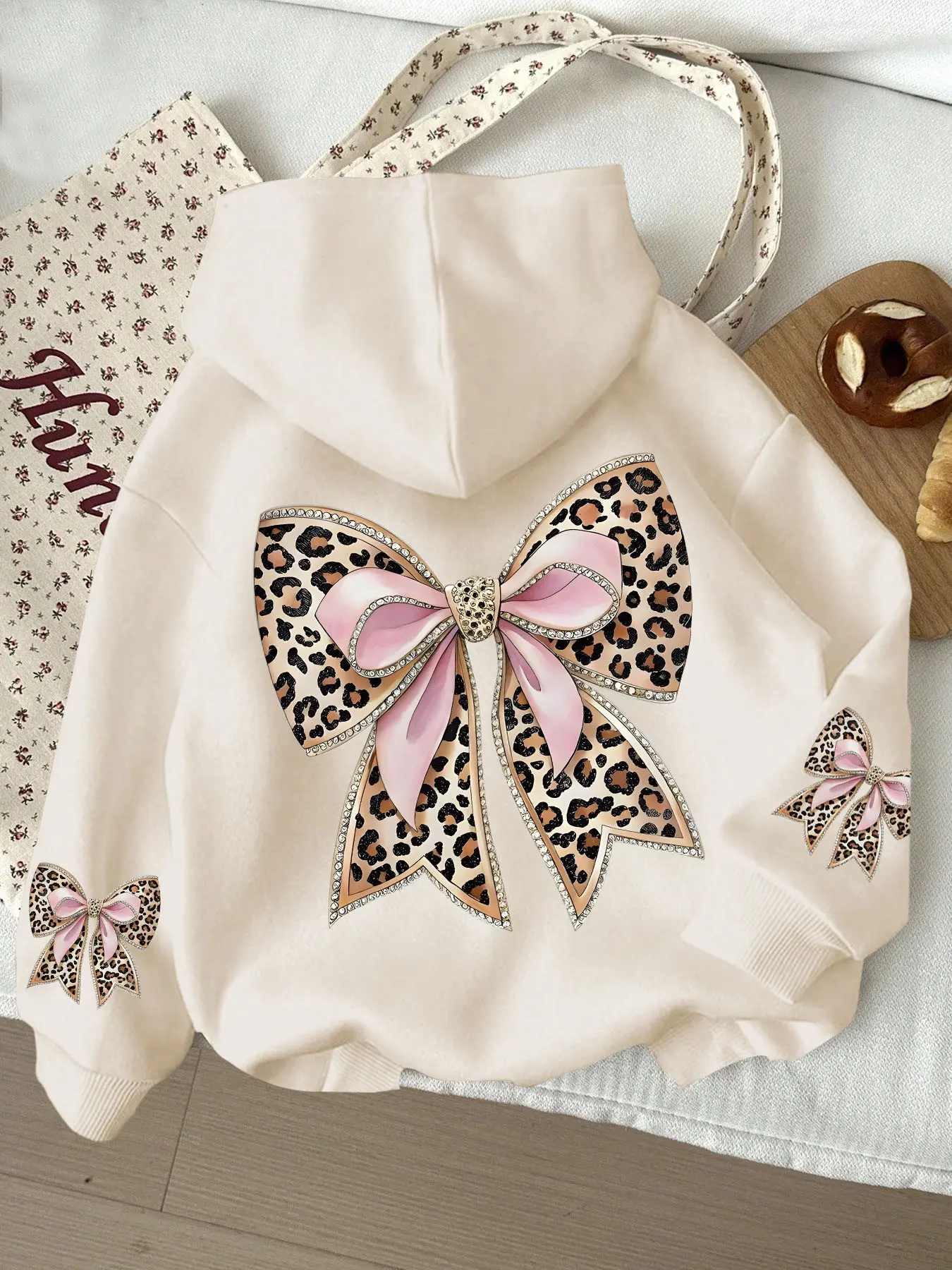 Leopard Print Bow Graphic Fitted Long Sleeve Adjustable Drawstring Hoodie Womenswear, Comfortable Plus-size Women's Cute Animal Sweatshirt, Cozy Daily Wear Ideal for Travel & Casual Days