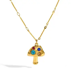 Collar fashion con charm de champiñon dorado con zircones de colores en Acero Inoxidable chapado en oro 18k