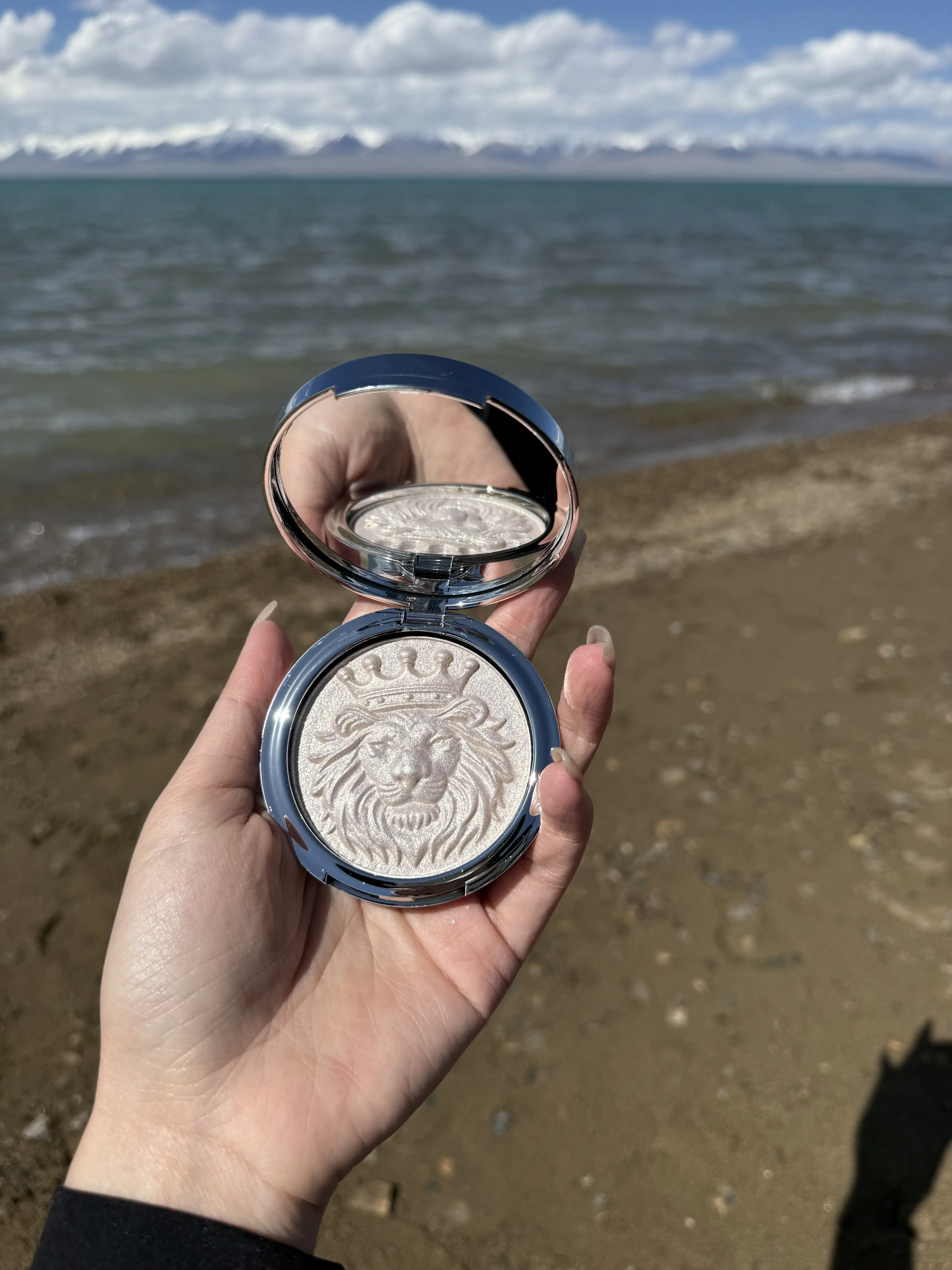 Illuminating face powder; sculpting and highlighting powder compact for a dimensional look.