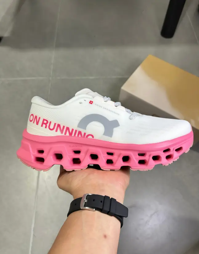 White pink contrast chunky running sneakers, single-layer breathable mesh, serrated hollow outsole, lace-up design, shock rebound, footwear for outdoor walking and fitness