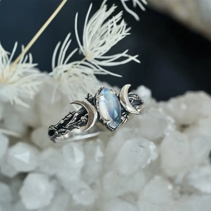 New Retro Ethnic Style Moonstone Ring for Woman Bohemian Retro Crescent Ring Simple Female Engagement Jewelry Wedding
