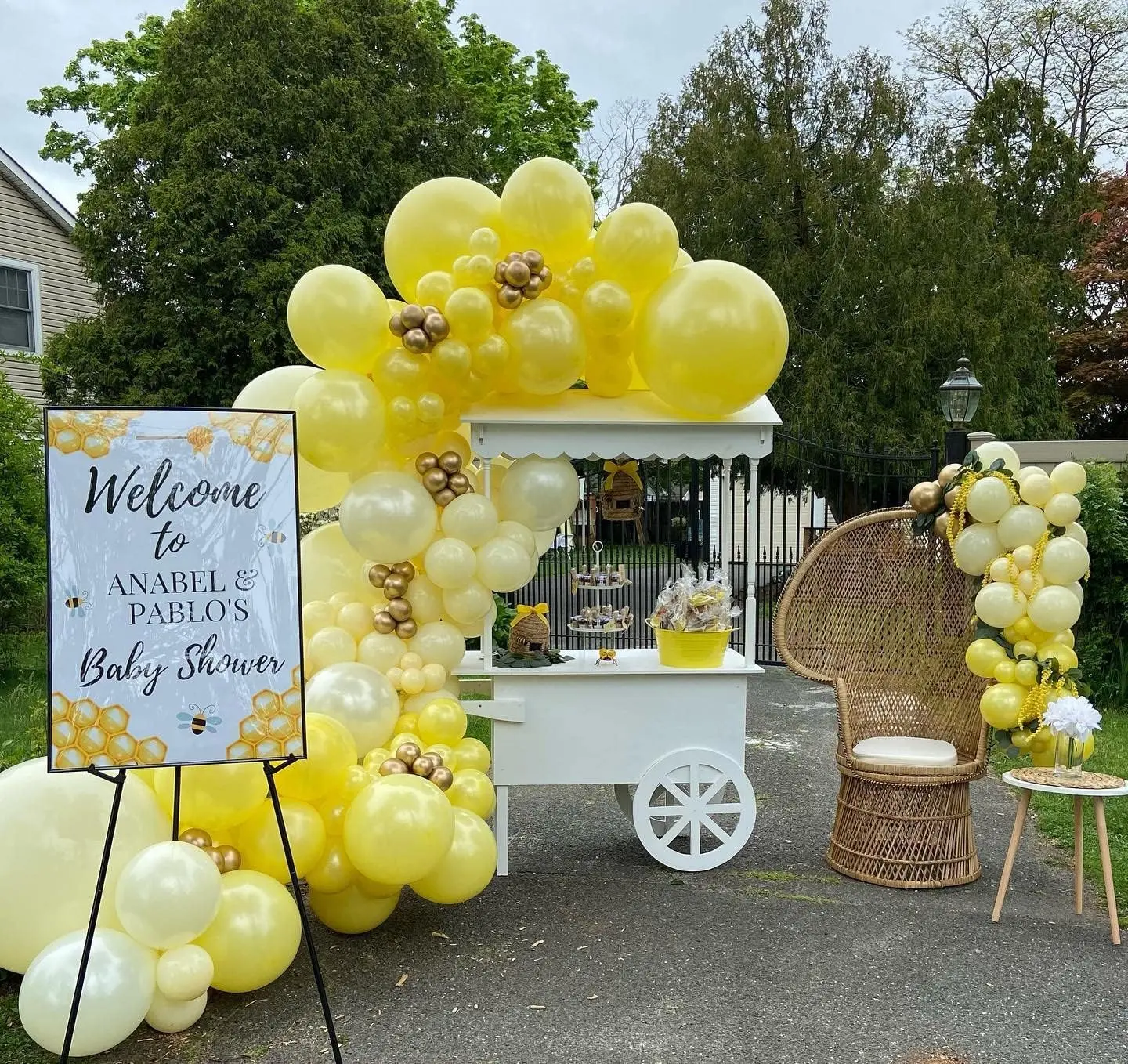 124pcs Yellow Balloons Garland Arch Kit, Lemon Daisy Honeybee Theme Yellow Light Yellow and Gold Balloons