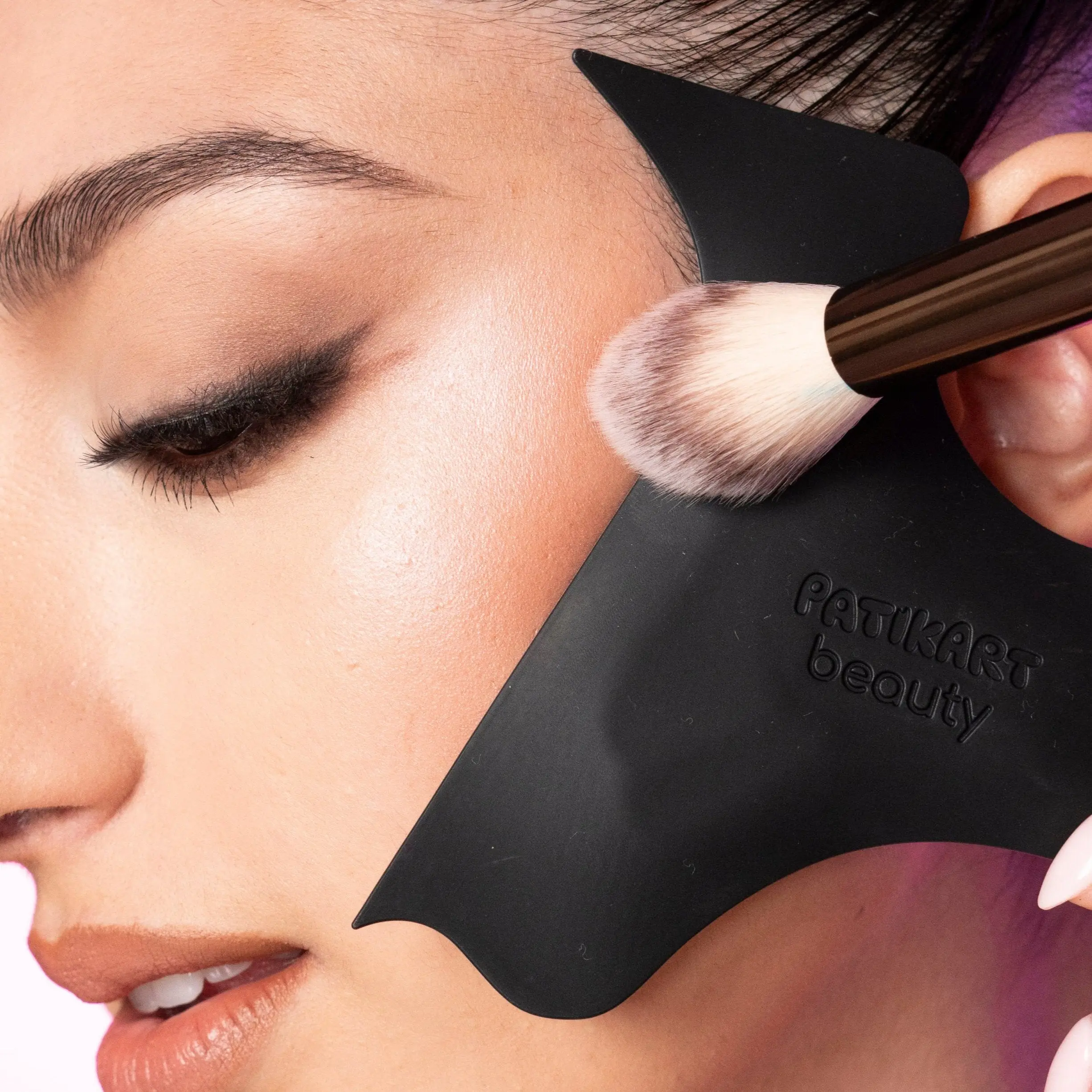 All-in-One Makeup Helper. This handy tool makes it easy to apply contour, eyeshadow, blush, and more. Perfect for creative looks or everyday makeup. It helps keep your eyeshadow in place and prevents fallout for a clean, smooth finish its #ONOtool