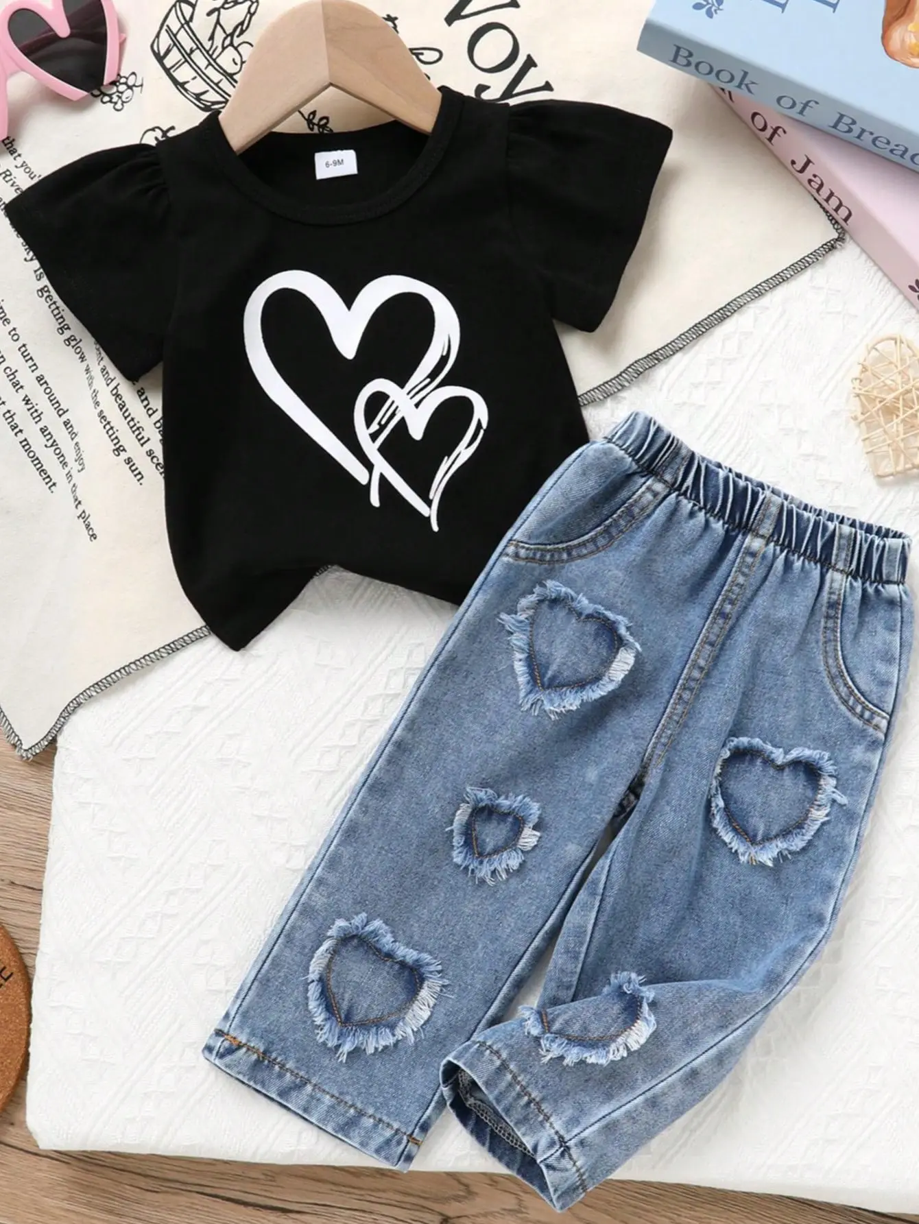 2pcs,Baby Girl Clothing,Soft,comfortable,Casual,elegant,cute,Simple versatile heart-patterned crew neck T-shirt and heart-embroidered blue elastic waist jeans set,Toddler girls clothes,Suitable summer for everyday wear,vacations,outdoor activities