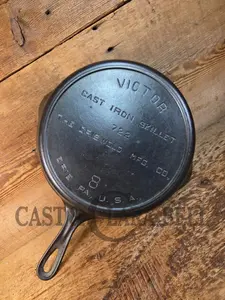 1905-1909!  5 Line Griswold Victor #8 Skillet 722.  Fully Marked.  One of our favorite series