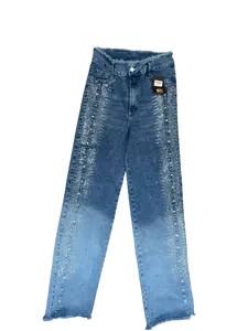 Jean con Pedreria - Blue Jeans Featuring Decorative Elements Known as Pedreria