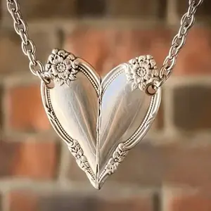 Vintage heart-shaped pendant, floral-carved women's pendant necklace, bohemian creative jewelry, simple everyday wear commemorative necklace