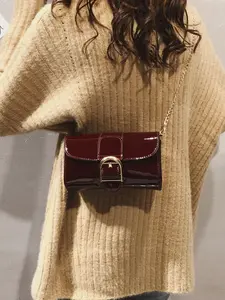 Niche design simple and classic chain crossbody small square bag, retro metal buckle fashionable and casual versatile mini crossbody bag, small and exquisite, suitable for daily commuting, shopping, dating, etc.