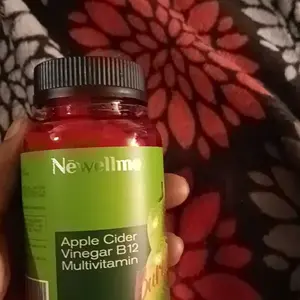 Cliente mostrando Gomitas de Vinagre de Manzana™