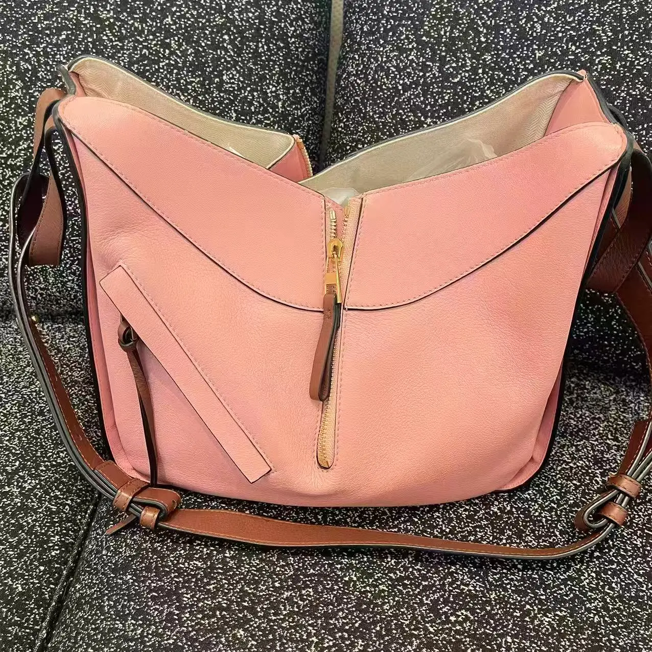 Pre-owned Loewe Hammock Small Blush Pink Calfskin Multiway Luxury Crossbody Shoulder Bag for Shopping, Gold Accent Crossbody & Shoulder Bags, Crossbody Bags