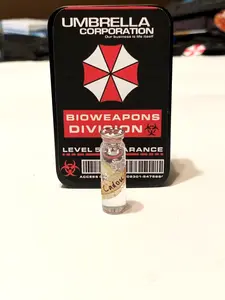 Resident Evil 8 Cadou Vial - 1.5in Mini Replica - Metal Storage Tin Included
