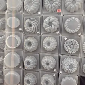 MOLDES MEDIDANOS/ MEDIUM MOLDS for Baking with Various Shapes and Designs for Creative Desserts