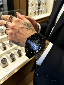 Men's Barrel-Shaped Quartz Watch, Rubber Strap Sweat-Resistant and Wear-Resistant, Avant-Garde and Bold Style. Quartz Movement, Water-Resistant for Daily Life, Suitable for Various Sports and Street Scenarios.
