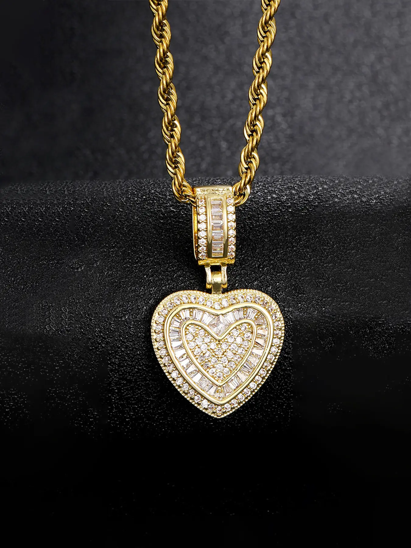 ICED CHICS Heart Shaped Hip Hop Necklace, High End Necklace, Twisted Chain Design, Copper Necklace, Chain Necklaces, Fashion Necklace, Chain Jewelry, Perfect Gift, Ideal Accessory for Important Occasions, Dating, Anniversary Necklace