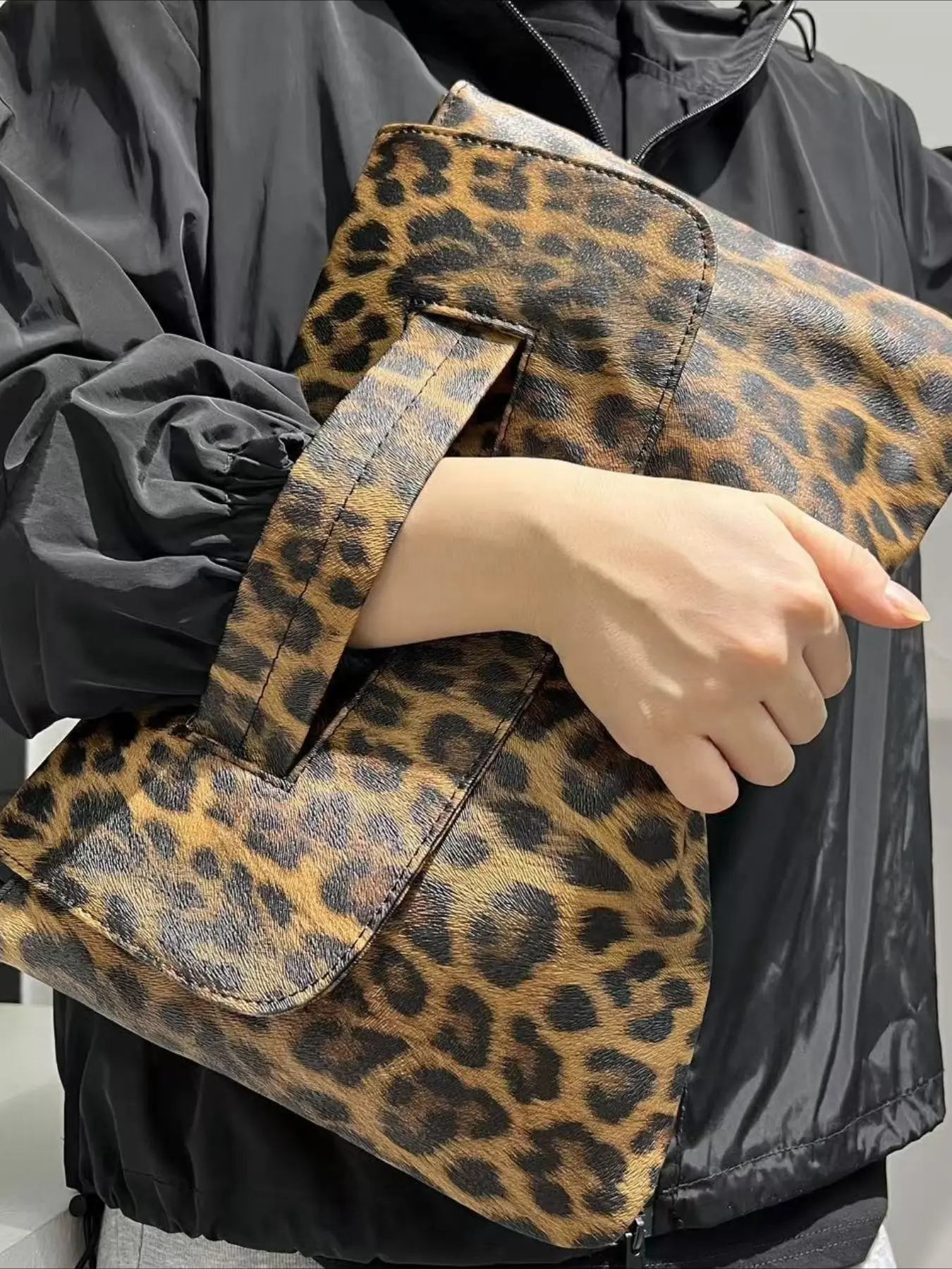 Fashionable leopard print bag, large capacity crossbody bag, simple flip up handbag, Crossbody Messenger Bag, Fashionable Patterned Bag, Crossbody Purses Bag, Cross Body Bags