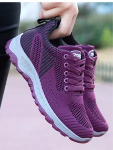 Ladies' casual sports shoes, with a comfortable and lightweight fit wrapped around the upper, and a stylish and eye-catching side wave stripe design, suitable for daily commuting, outdoor leisure, running, fitness, hiking and other sports scenes