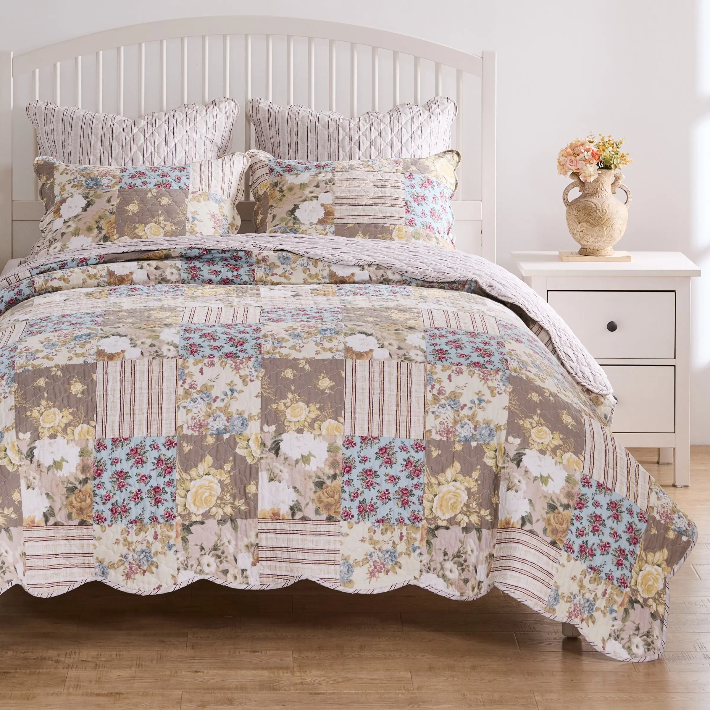 Greenland Home Fashions French Country 3-Piece Quilt Set with Vintage Floral Patchwork