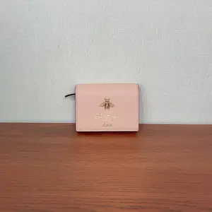 Pre-owned GUCCI leather Clutches & Wristlets Blind For Love Bee Bee Accent Compact Wallet qiqicj7173