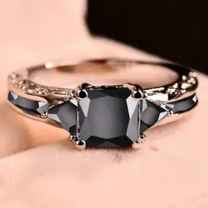 Elegant square-shaped ring with purple and black stones – A minimalist piece of jewelry that stands out for both everyday wear and special occasions.