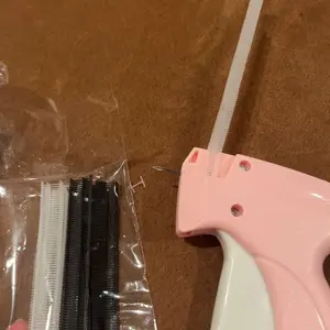 Stitch Gun for Clothes, Handheld Stitch Tag Gun Quick Clothing Fixer, Tagging Gun Sewing Kit Includes 6 Needles, 1000 Black Fasteners & 1000 White Fasteners, Sewing Supplies Crafts, Multifunctional Home Sewing